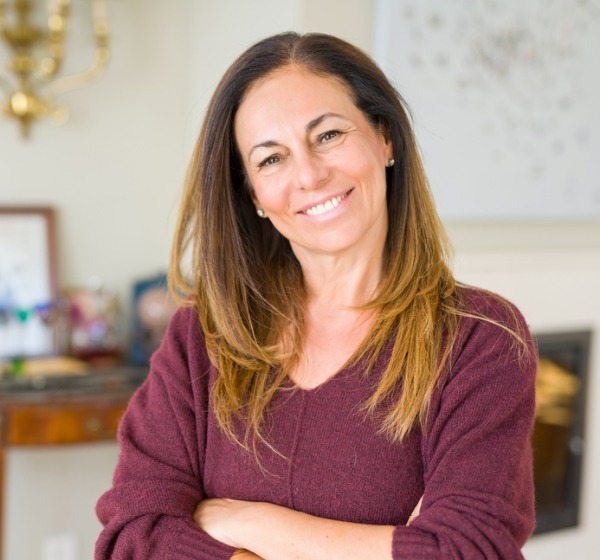 SALUD-M - Beautiful middle age woman smiling with crossed arms at home